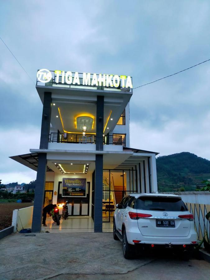 Tiga Mahkota *